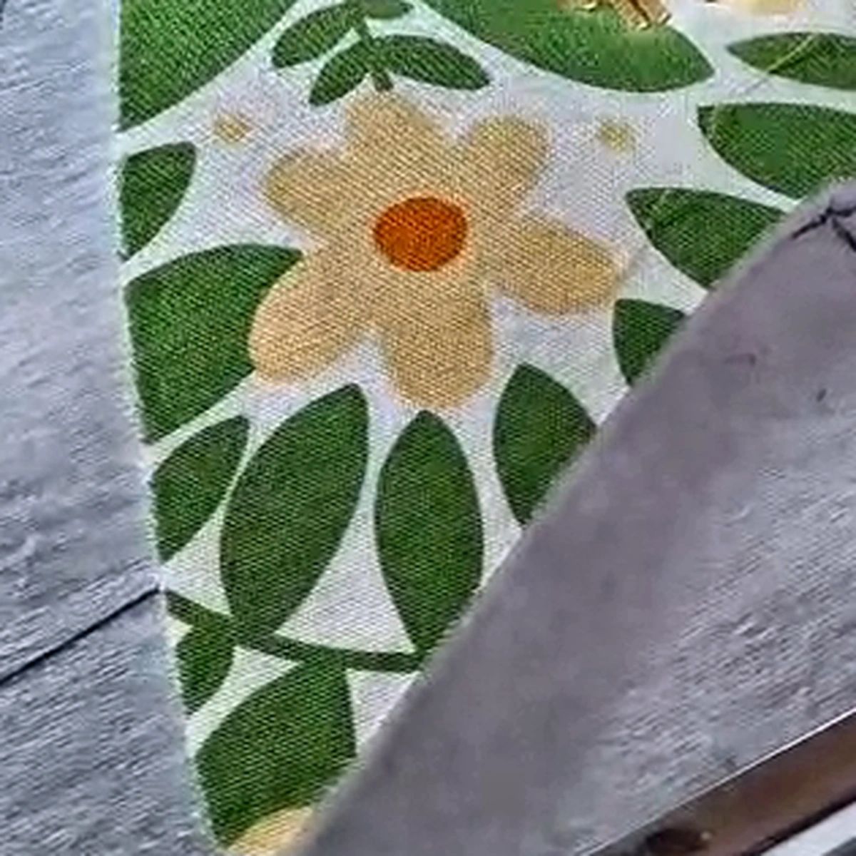 Warna: Kain motif bunga dengan tepi bordir.