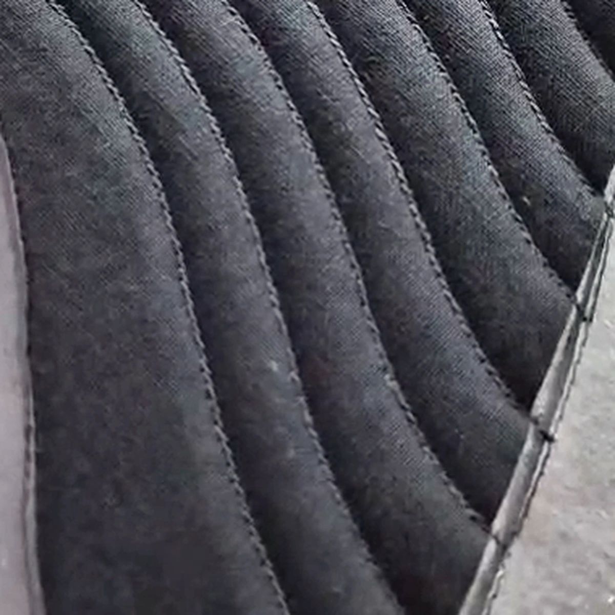Alur jahitan relief pada kain hitam